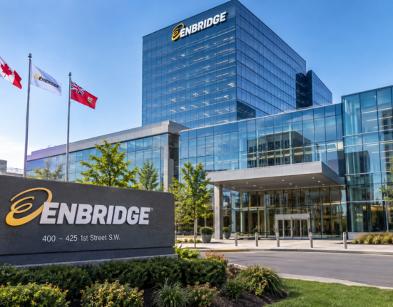 Here’s why the Enbridge stock is in a strong downward trend